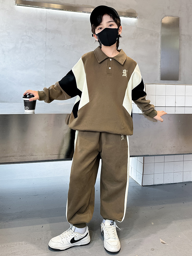 Stylish Sweatshirt With Collar And Matching Trousers For Boys